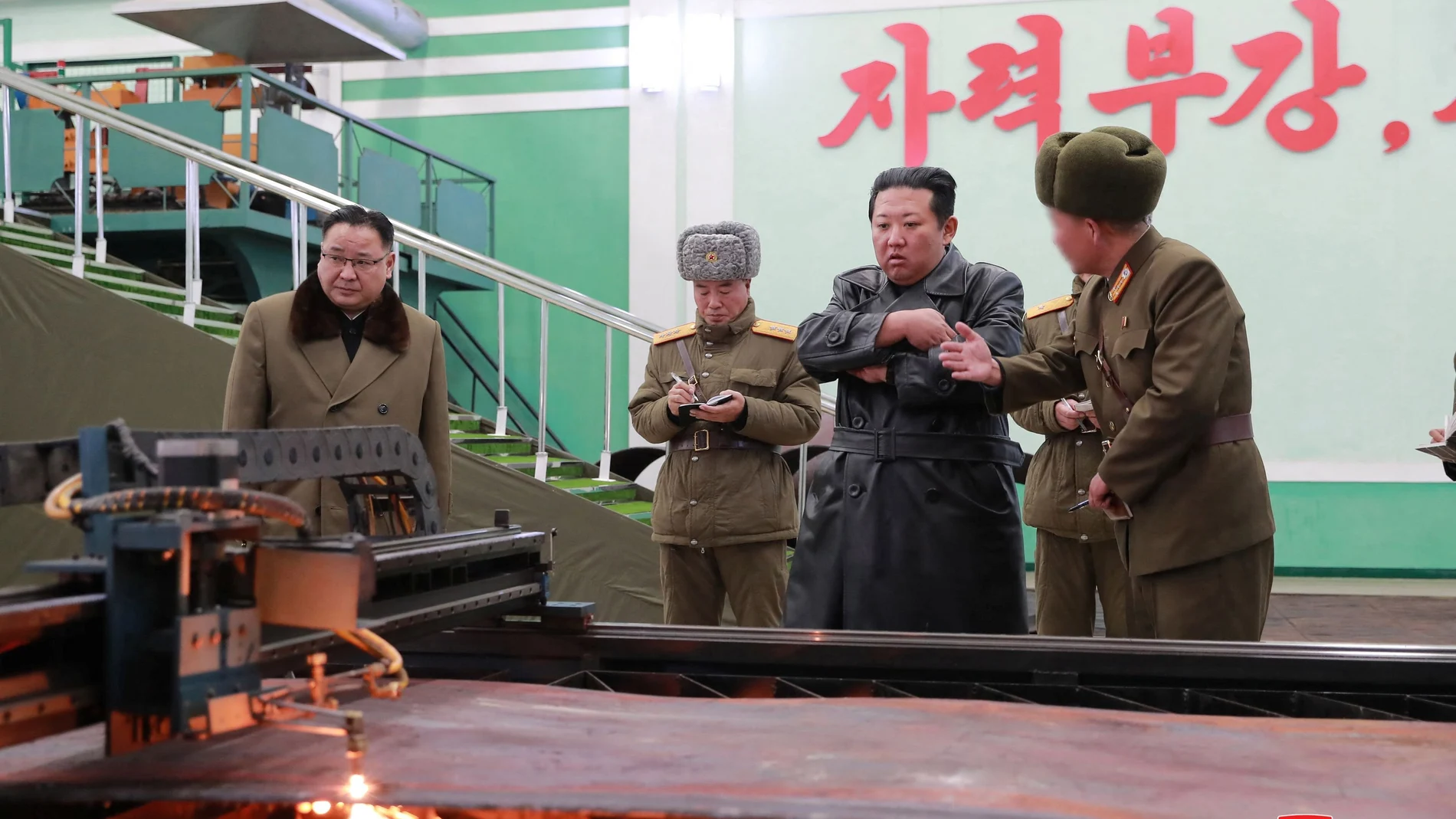 Kim Jong Un supervisa una fábrica de armas en Corea del Norte