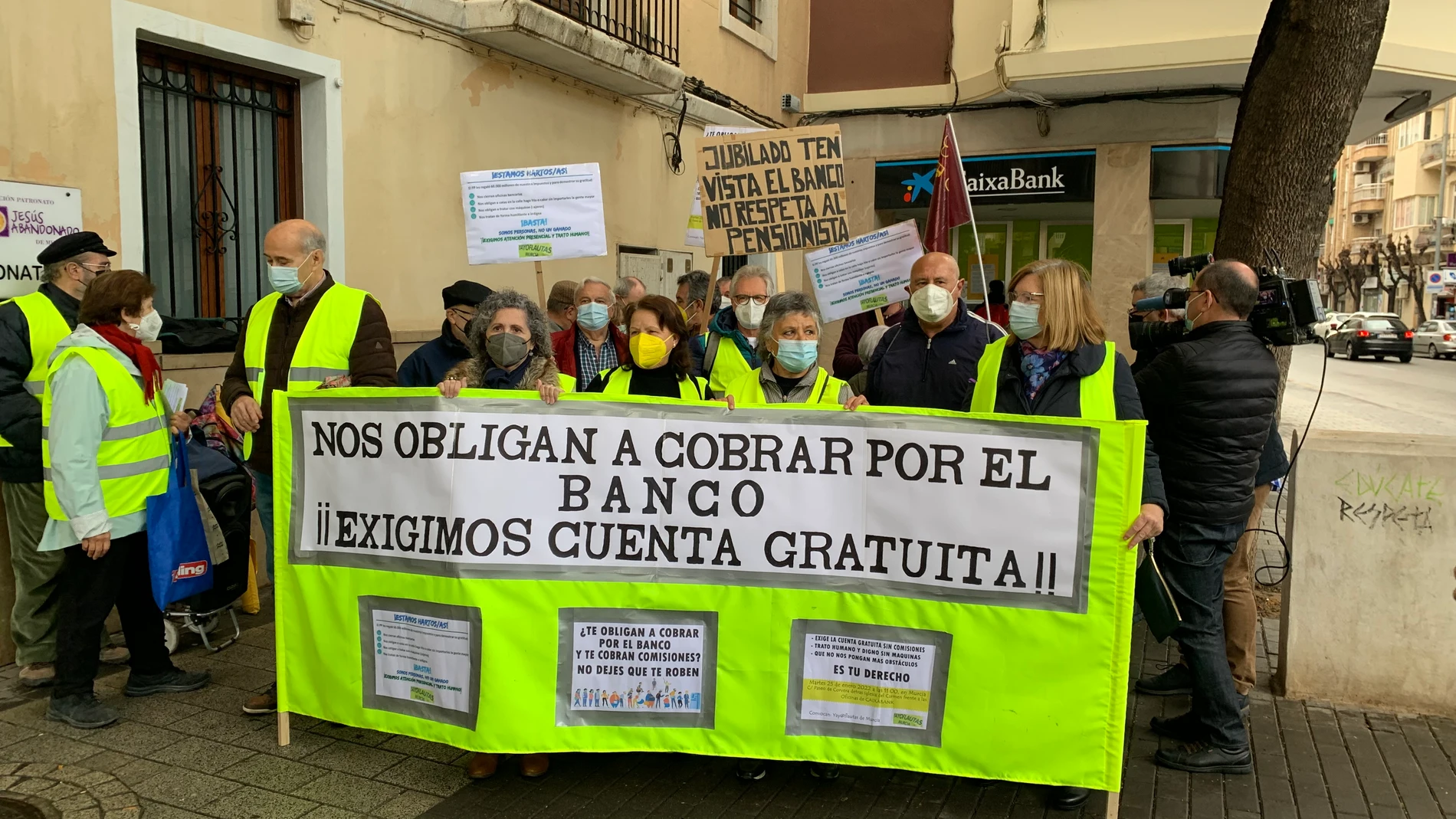 La plataforma Yayoflautas Murcia se manifiesta por la exclusión financiera ante una sucursal bancaria en Murcia a día 25 de enero de 2021 (@MariaMarinMart)