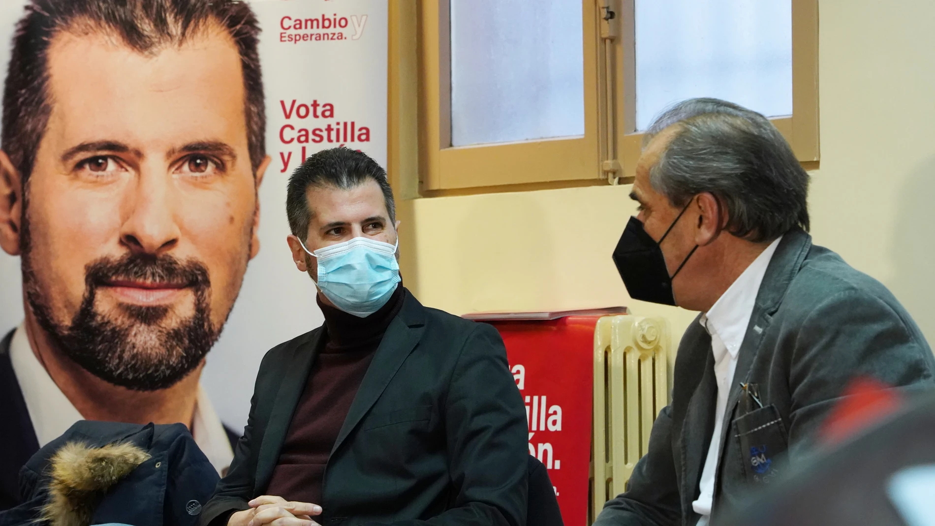El candidato del PSOE a la Presidencia de la Junta, Luis Tudanca, visita Aranda de Duero (Burgos), donde se reúne con la Plataforma en Defensa de la Sanidad Pública y con sindicatos