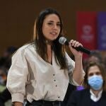 LEÓN, 28/01/2022.- La ministra de Igualdad, Irene Montero, interviene este viernes durante un acto electoral de Unidas Podemos en León. EFE/ J. Casares