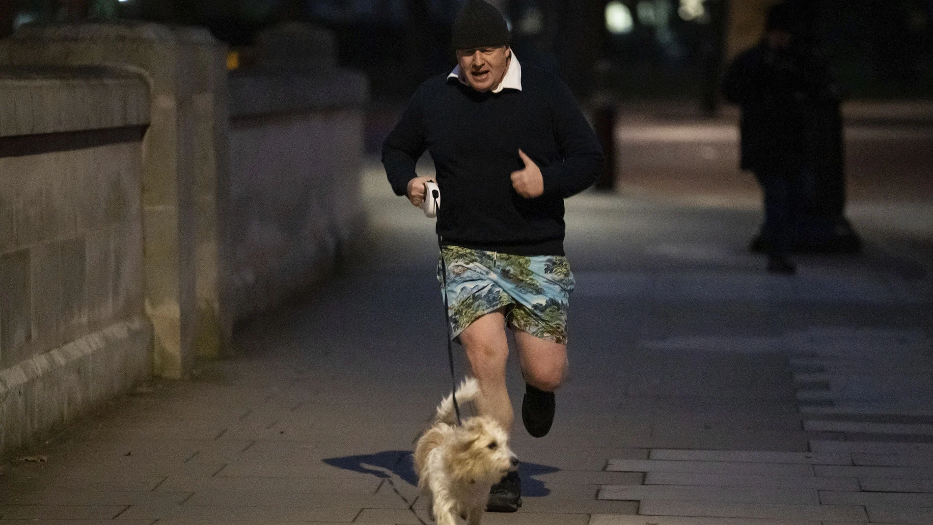 El primer ministro, Boris Johnson, sale a correr por el centro de Londres con ese atuendo