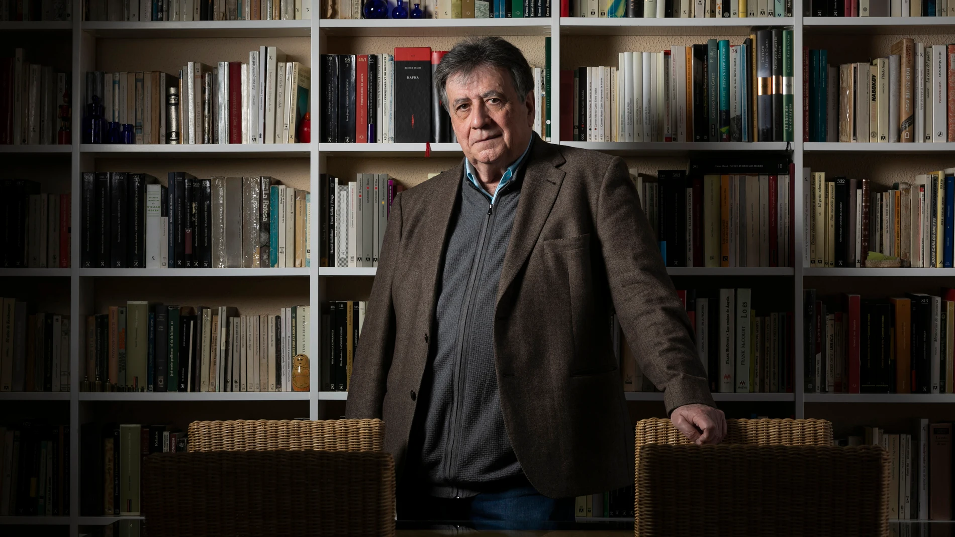 El escritor Luis Landero en su domicilio de Madrid