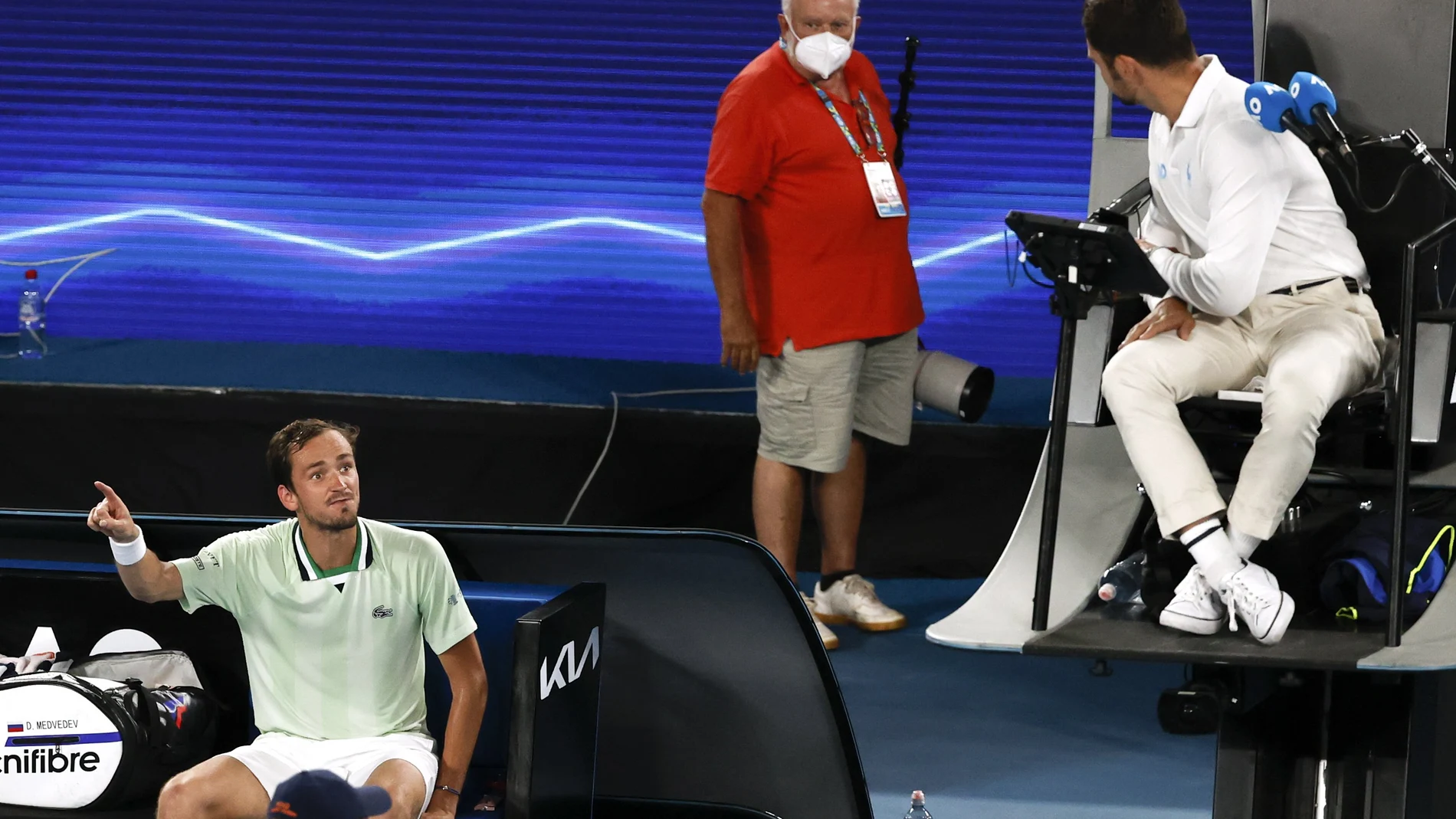 Daniil Medvedev discute gritando con el juez de silla, Jaume Campistol, durante la semifinal del Open de Australia contra Tsitsipas