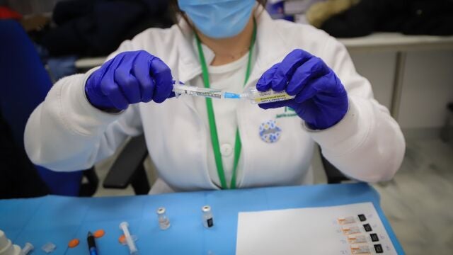 Una enfermera prepara una dosis de la vacuna contra la covid-19