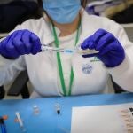 Una enfermera prepara una dosis de la vacuna contra la covid-19