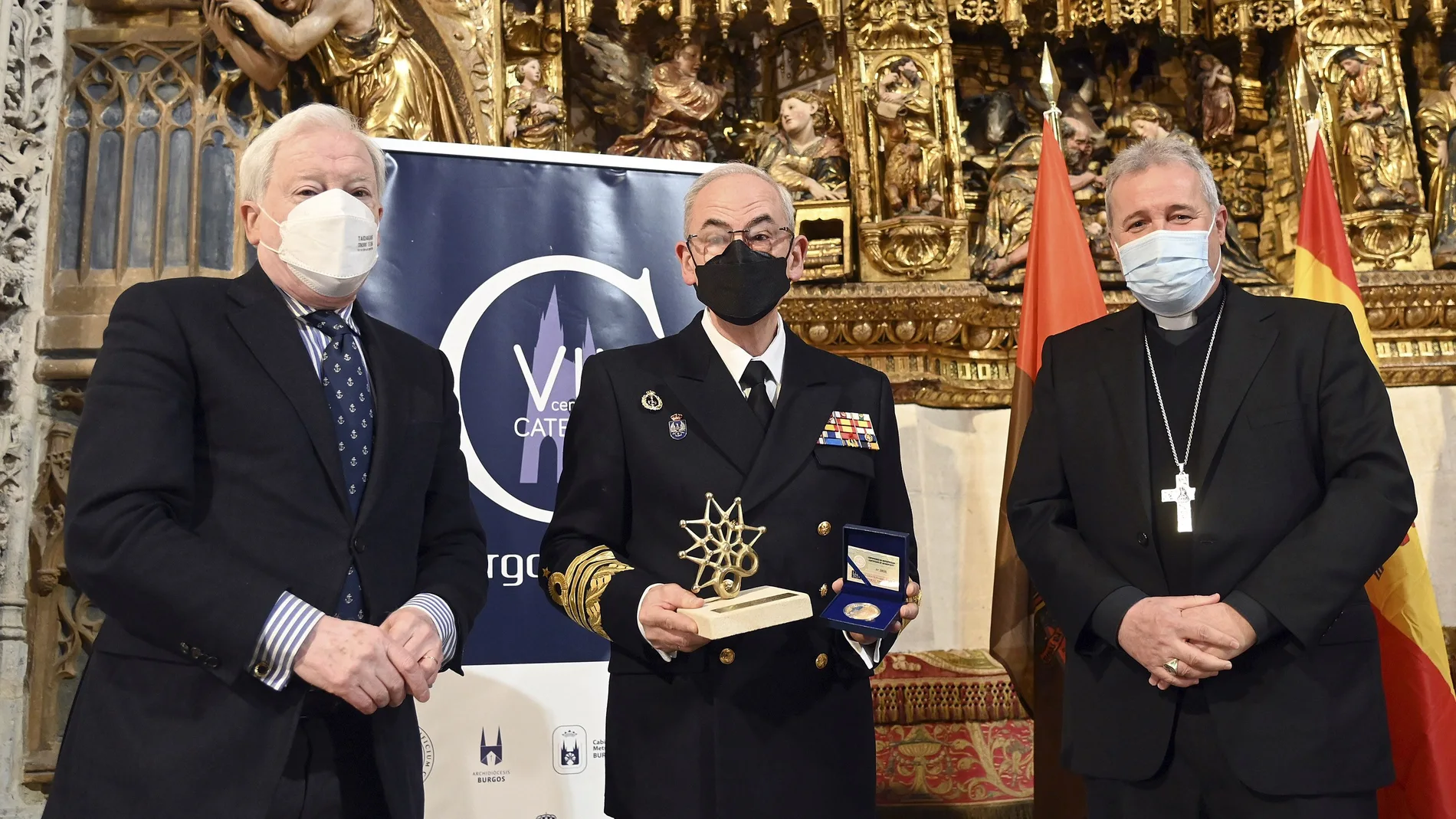 La Fundación VIII Centenario de la Catedral. Burgos 2021 recibe al jefe de Estado Mayor de la Defensa (Jemad), el almirante general Teodoro Esteban López Calderón, a quien se le hace entrega de una moneda conmemorativa del VIII Centenario
