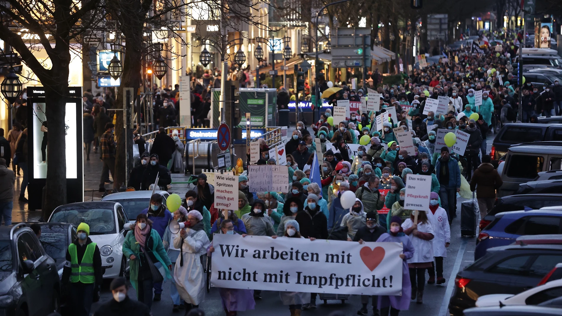 Protesta contra las restricciones por el coronavirus en Duesseldorf, Alemania