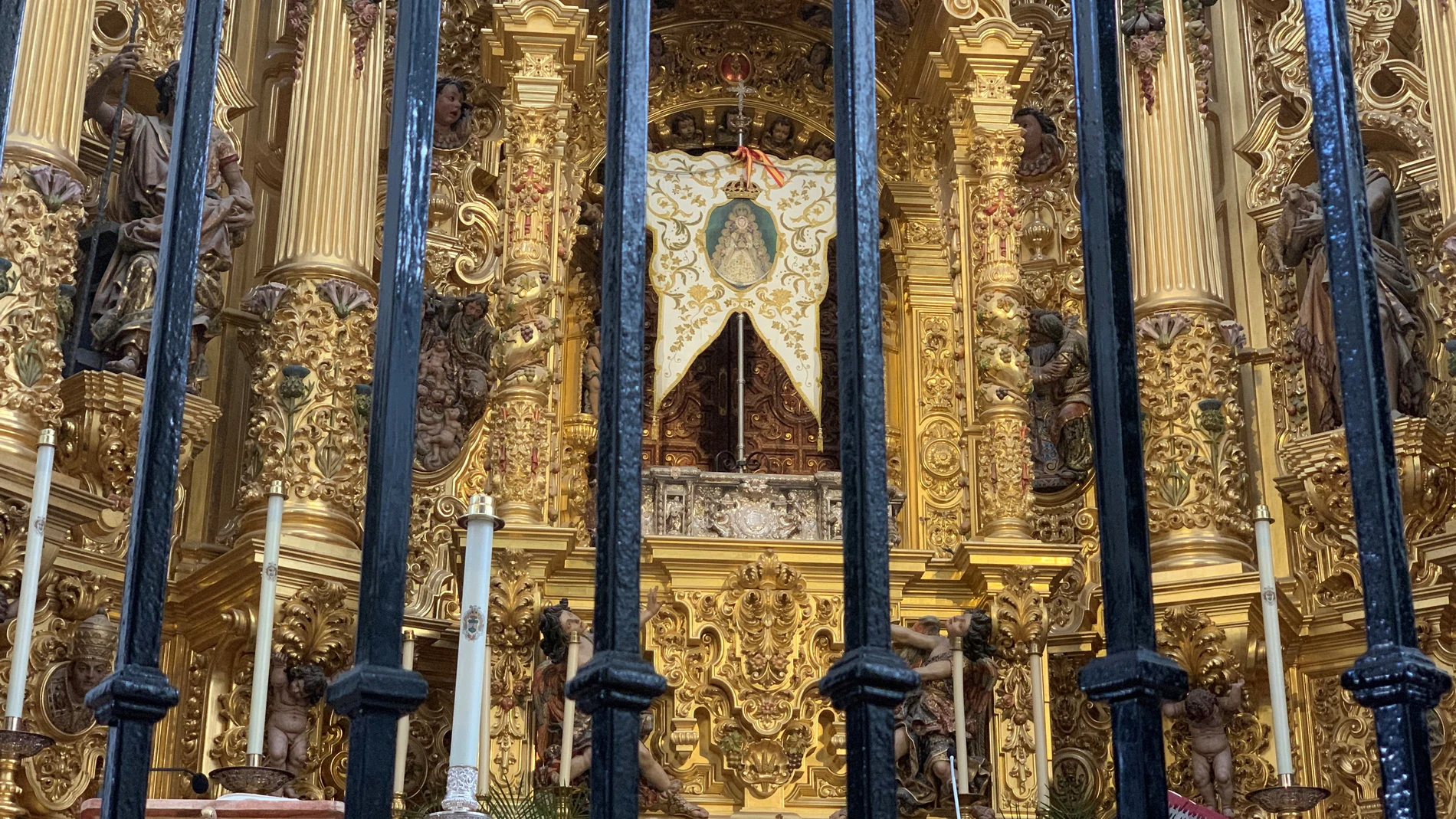 Imagen del Simpecado de la Hermandad Matriz de la Virgen del Rocío, colocado en el altar mayor de la Basílica de la aldea de El Rocío. EFE/Fermín Cabanillas