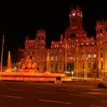 El Ayuntamiento de Madrid ha iluminado esta noche de color rojo carmesí.