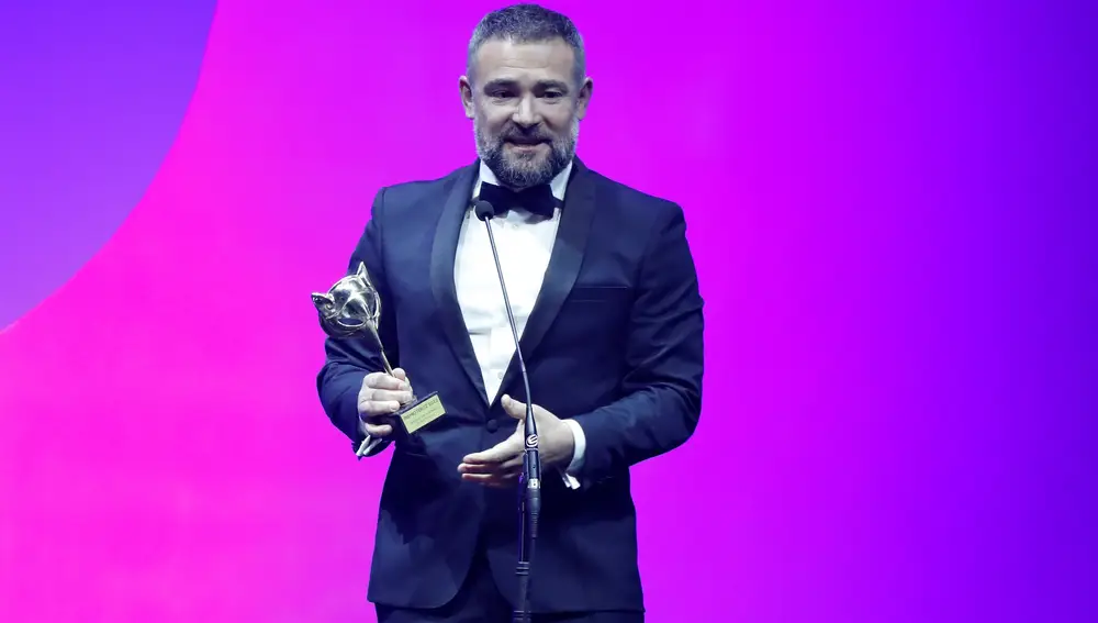 El actor Urko Olazábal recibe el premio al mejor actor de reparto de una película por 'Maixabel'