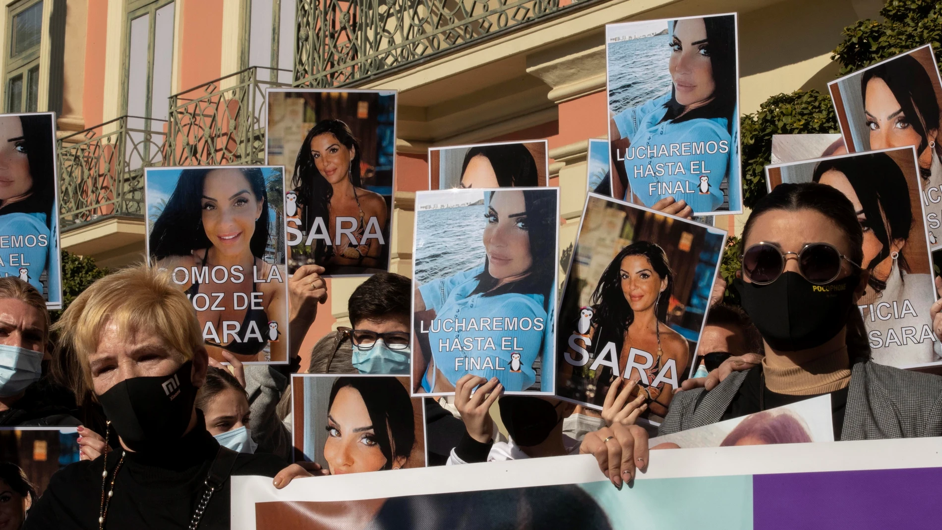 Familiares y amigos de Sara Gómez, fallecida tras serle realizada una liposucción en Cartagena