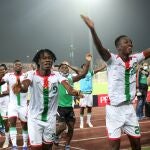 Los jugadores de Burkina Faso celebran la clasificación para las semifinales de la Copa de África.