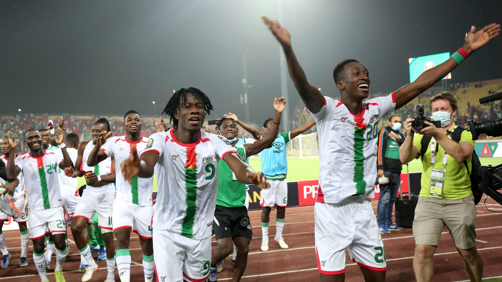 Los jugadores de Burkina Faso celebran la clasificación para las semifinales de la Copa de África.