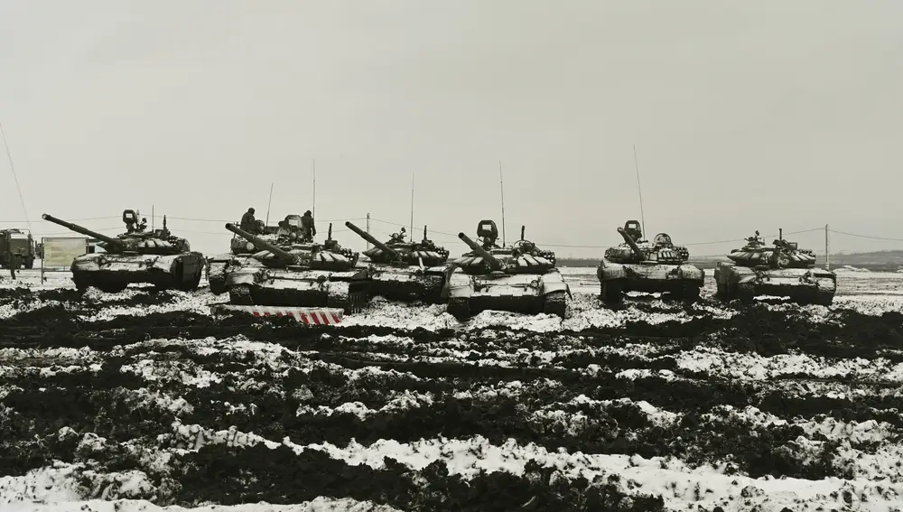 Los tanques rusos T-72B3 participan en simulacros en el campo de tiro de Kadamovskiy en la región de Rostov en el sur de Rusia