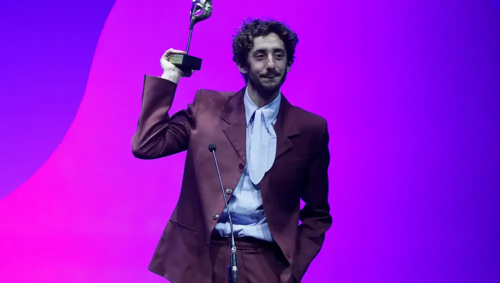 El actor Enric Auquer recibe el premio al mejor actor de reparto de una serie por 'Vida Perfecta'