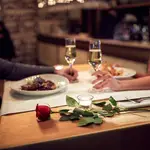 Una pareja en una cena romántica