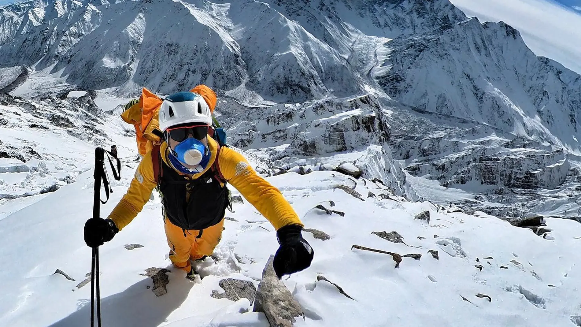 El alpinista alemán David Göttler, en la pared de Rupal del Nanga Parbat hace unos días