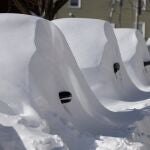 Coches cubiertos de nieve bordean una calle en el barrio de South Boston de Boston, Massachusetts