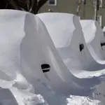 Coches cubiertos de nieve bordean una calle en el barrio de South Boston de Boston, Massachusetts