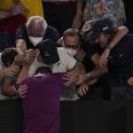 Carlos Moyá (a la derecha del todo) junto con todo el equipo de Rafa Nadal, felicitando al tenista tras ganar en Australia