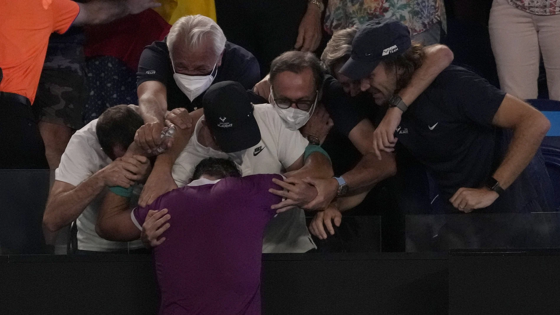 Carlos Moyá (a la derecha del todo) junto con todo el equipo de Rafa Nadal, felicitando al tenista tras ganar en Australia