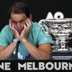 Rafa Nadal, junto al trofeo como ganador del Open de Australia.