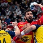 Maqueda trata de marcar a Suecia en la final del Europeo de balonmano
