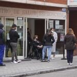 Un grupo de gente hace cola en la puerta de un centro de Atención Primaria en Madrid