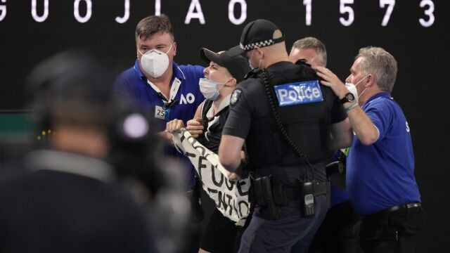 Los miembros de seguridad se llevan al espontáneo