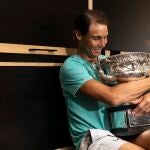 Nadal, en los vestuarios del Melbourne Park con el trofeo de campeón del Open de Australia