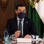 El presidente de la Junta de Andalucía, Juanma Moreno durante la reunión que ha mantenido en San Telmo con el presidente de la CEA, Javier González de Lara y las secretarias generales de UGT-A y CCOO-A, Carmen Castilla y Nuria López.EFE/ Raúl Caro.