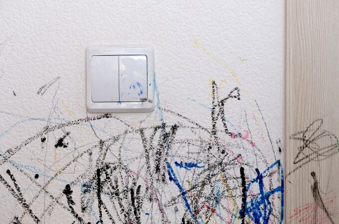 En la imagen, paredes pintadas por niños en casa | Fuente: Dreamstime
