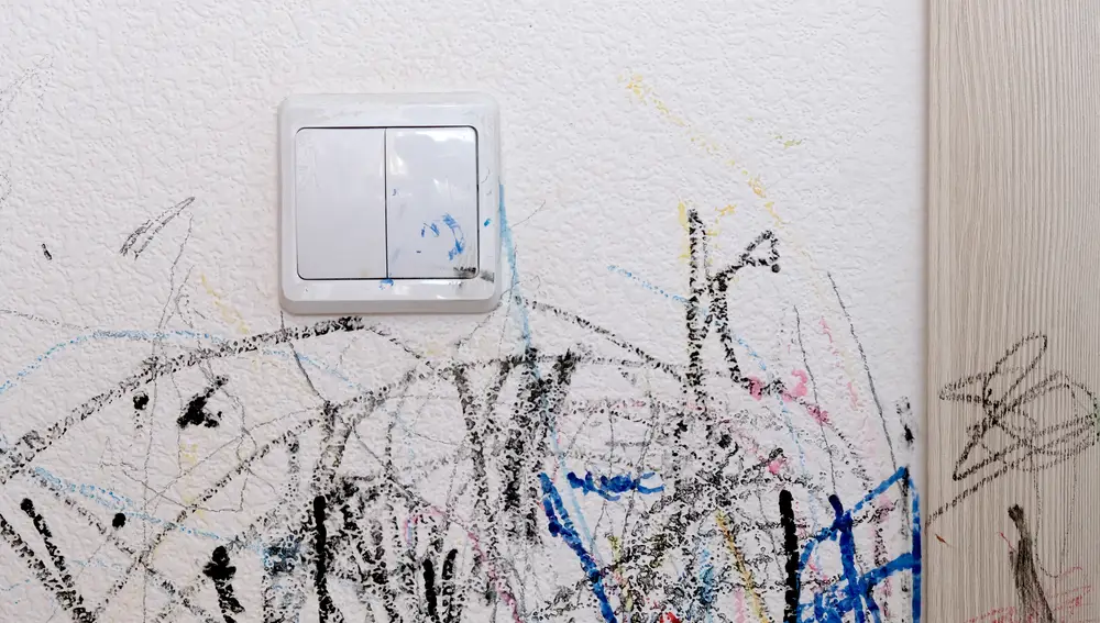 En la imagen, paredes pintadas por niños en casa | Fuente: Dreamstime