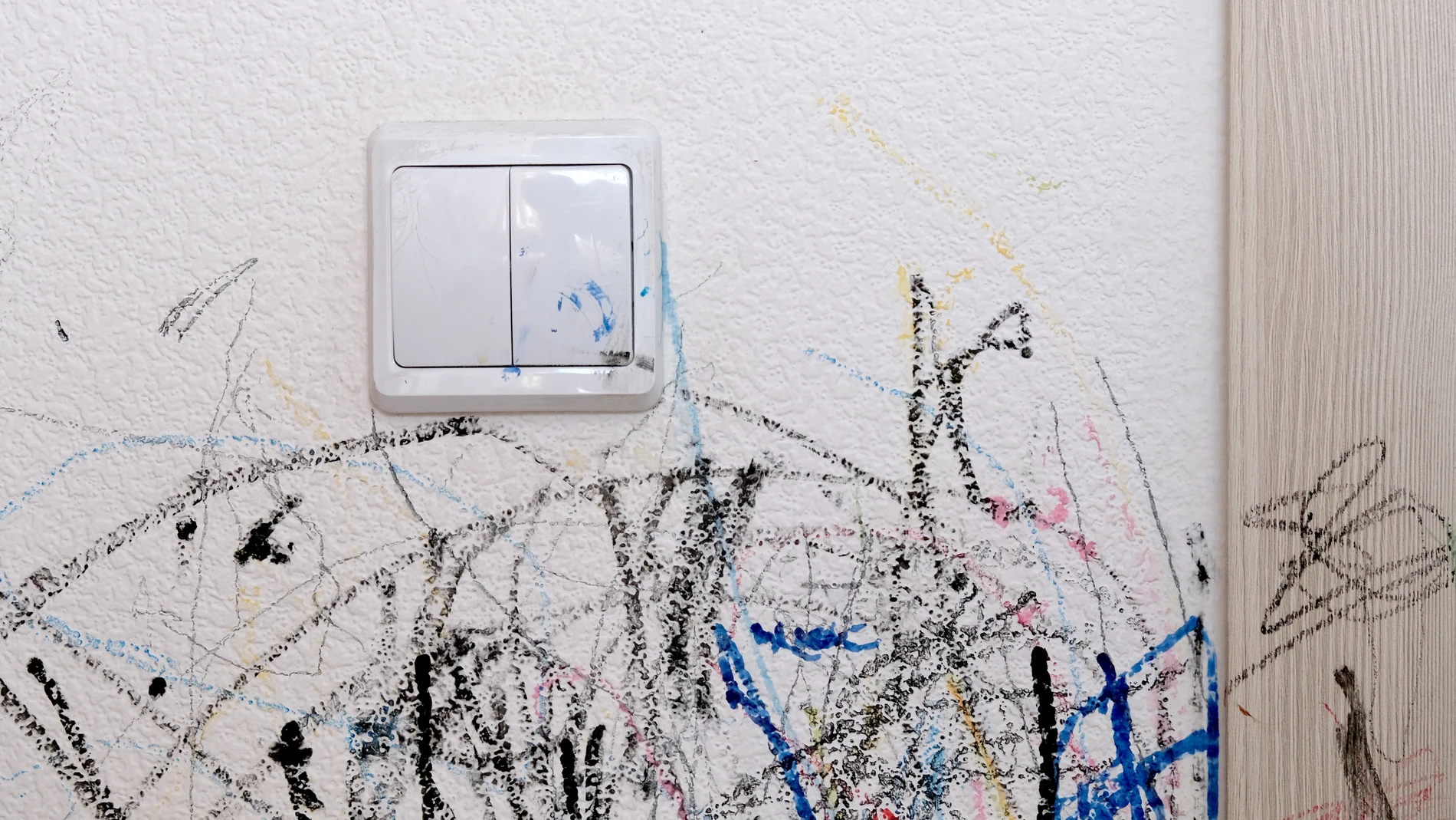 Cómo sacar la humedad de la pared antes de pintar?