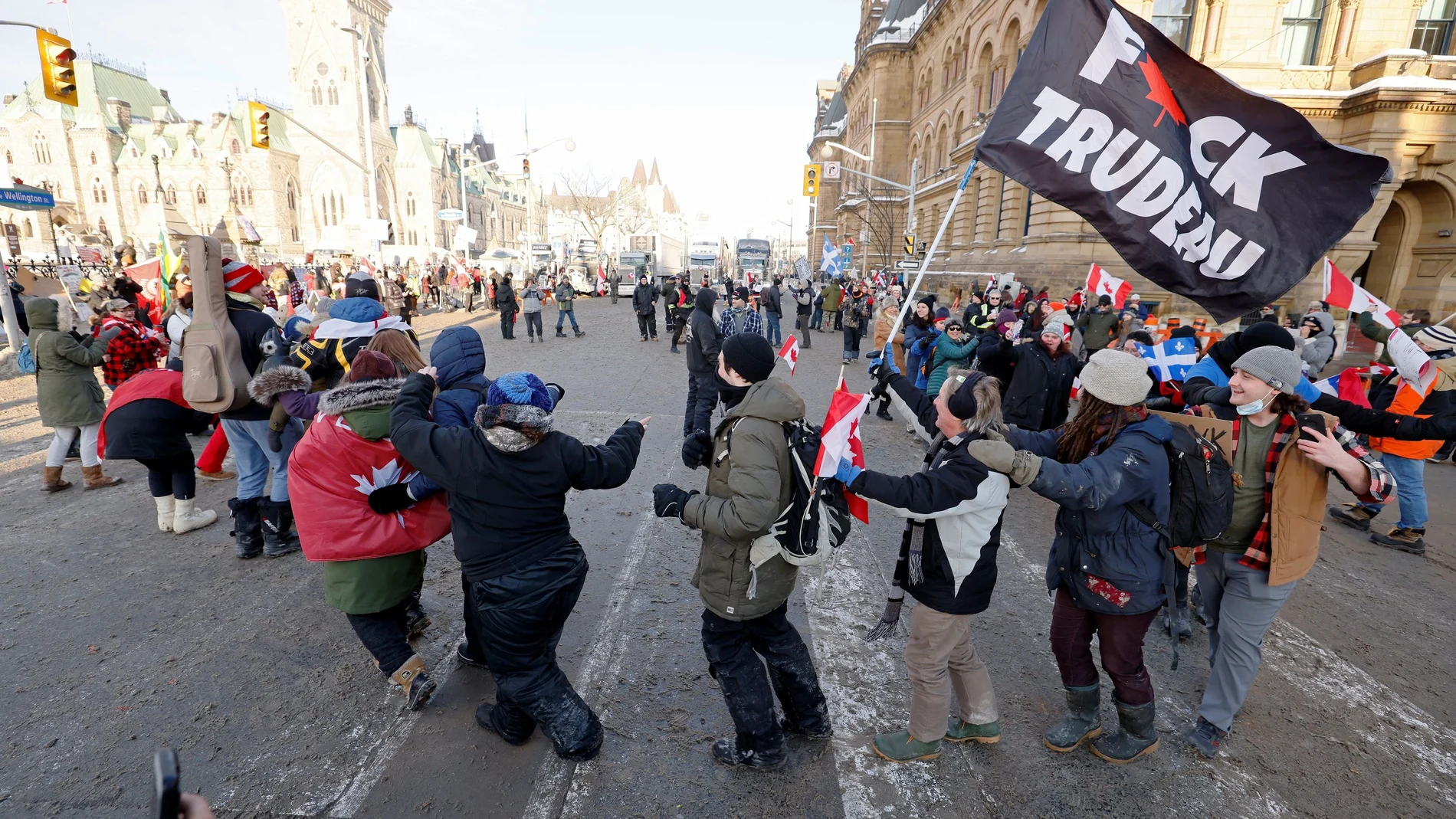 Manifestantes protestan contra el Gobierno de Justin Trudeau ante el Parlamento de Ottawa