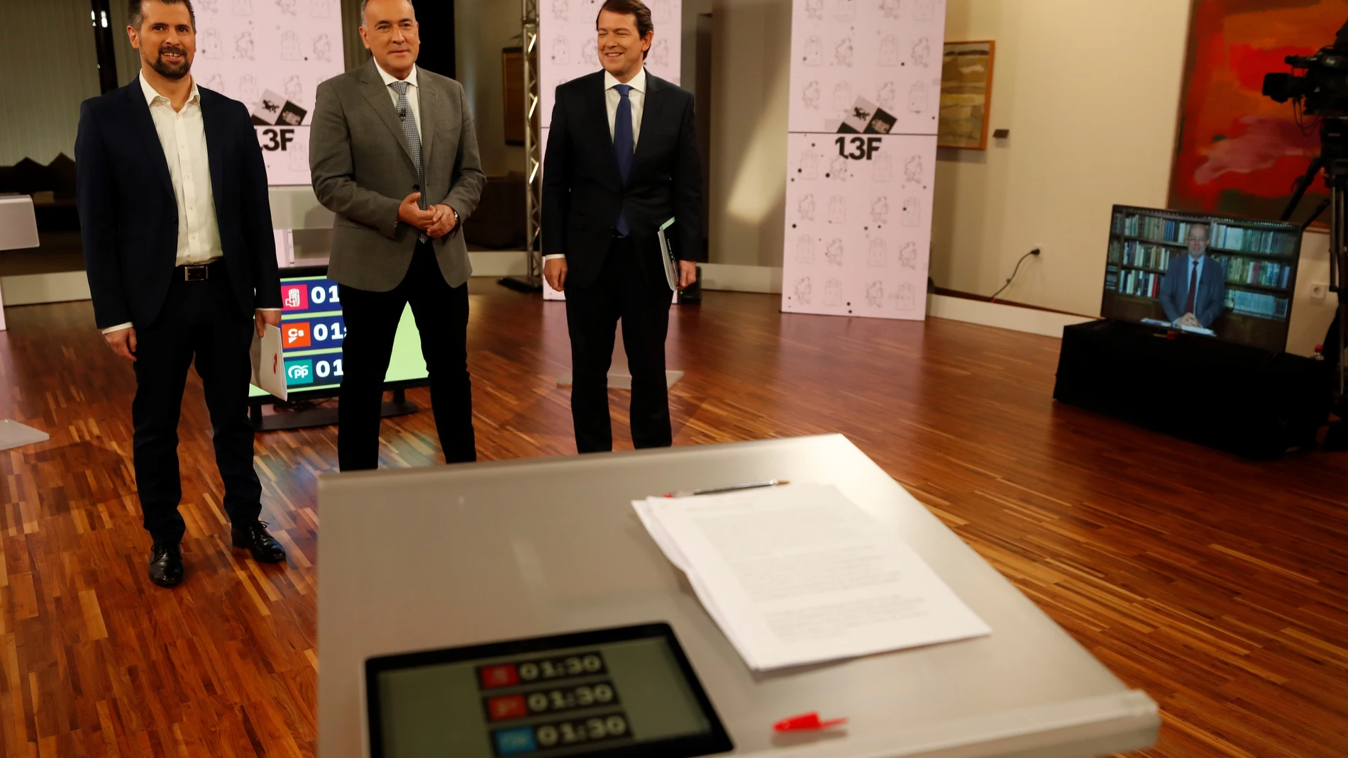 El candidato del Partido Popular a la presidencia de Castilla y León, Alfonso Fernández Mañueco (2d), el del PSOE, Luis Tudanca (i), y el candidato de Ciudadanos Francisco Igea, (d. en el monitor),