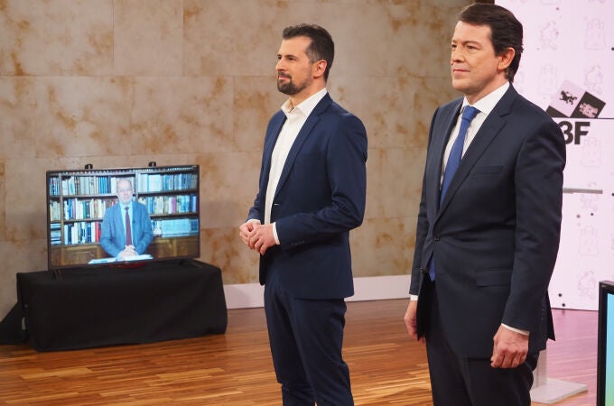 Los tres candidatos, Mañueco, Tudanca e Igea en una pantalla, antes del inicio del primer debate