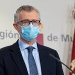El consejero de salud de Murcia, Juan José Pedreño durante la rueda de prensa que han ofrecido este lunes para informar de la decisiones tomadas en la reunión del comité celebrada en el Palacio de San Esteban