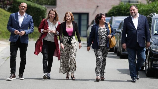 Romeva (izda), Junqueras (dcha.) y Bassa (a su lado) –en la imagen junto a Serret y Forcadell– están a la espera de que el TC resuelva sus recursos