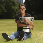 Rafa Nadal, con el trofeo de campeón del Open de Australia 2022
