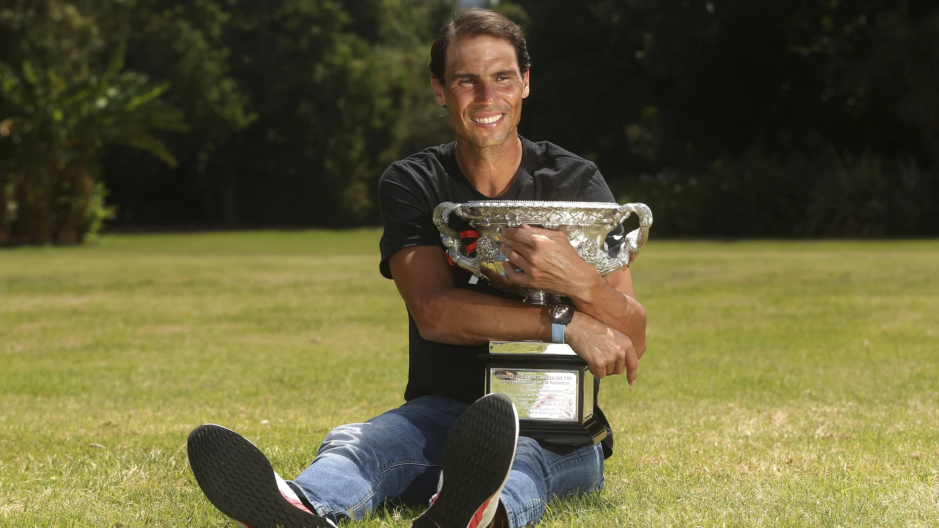 Rafa Nadal, con el trofeo de campeón del Open de Australia 2022