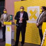El director de campaña, Jesús Manuel Sánchez Cabrera, el cabeza de lista a las Cortes de Castilla y León, Pedro Pascual, y el presidente de Por Ávila, José Ramón Budiño
