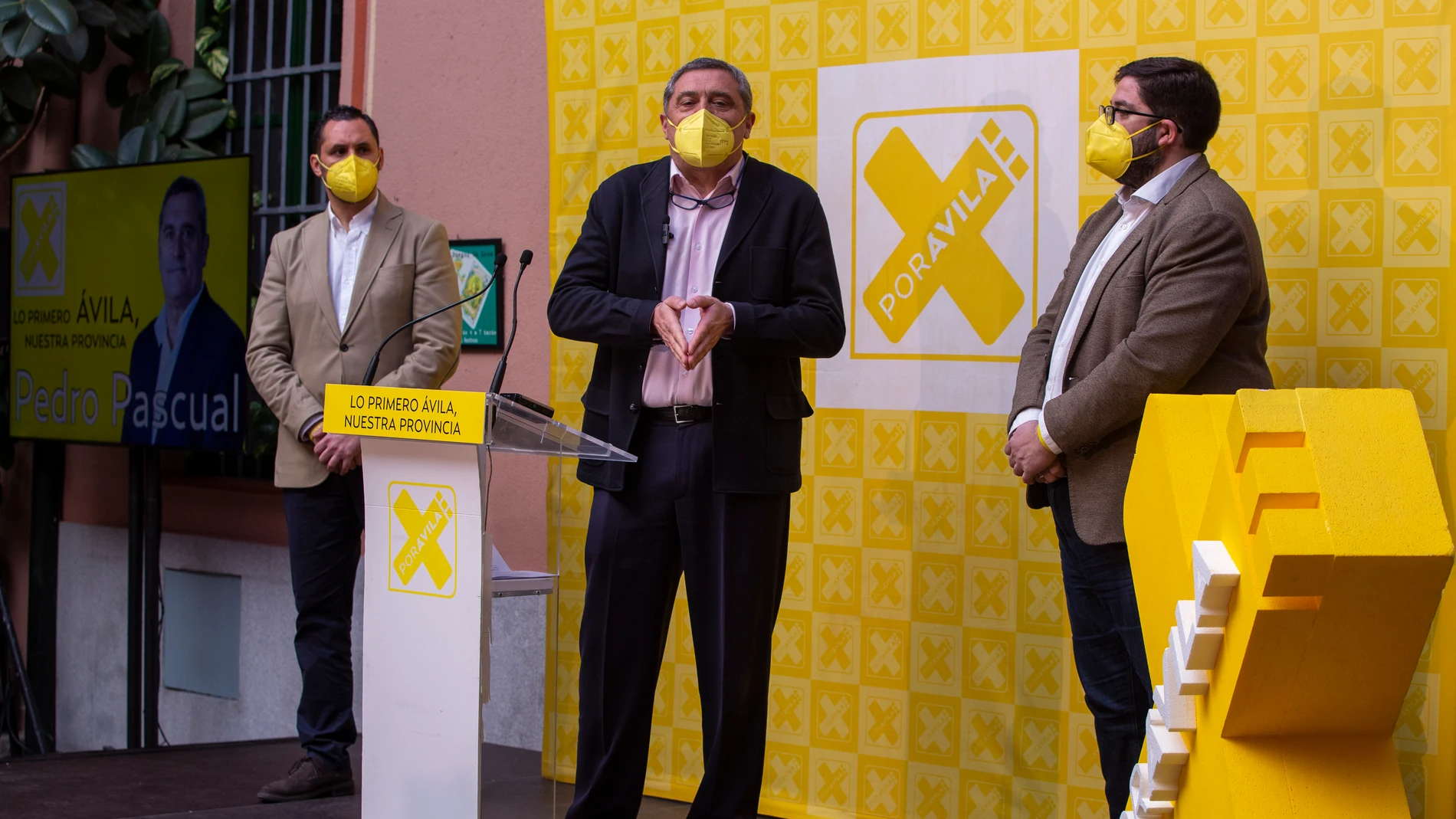 El director de campaña, Jesús Manuel Sánchez Cabrera, el cabeza de lista a las Cortes de Castilla y León, Pedro Pascual, y el presidente de Por Ávila, José Ramón Budiño