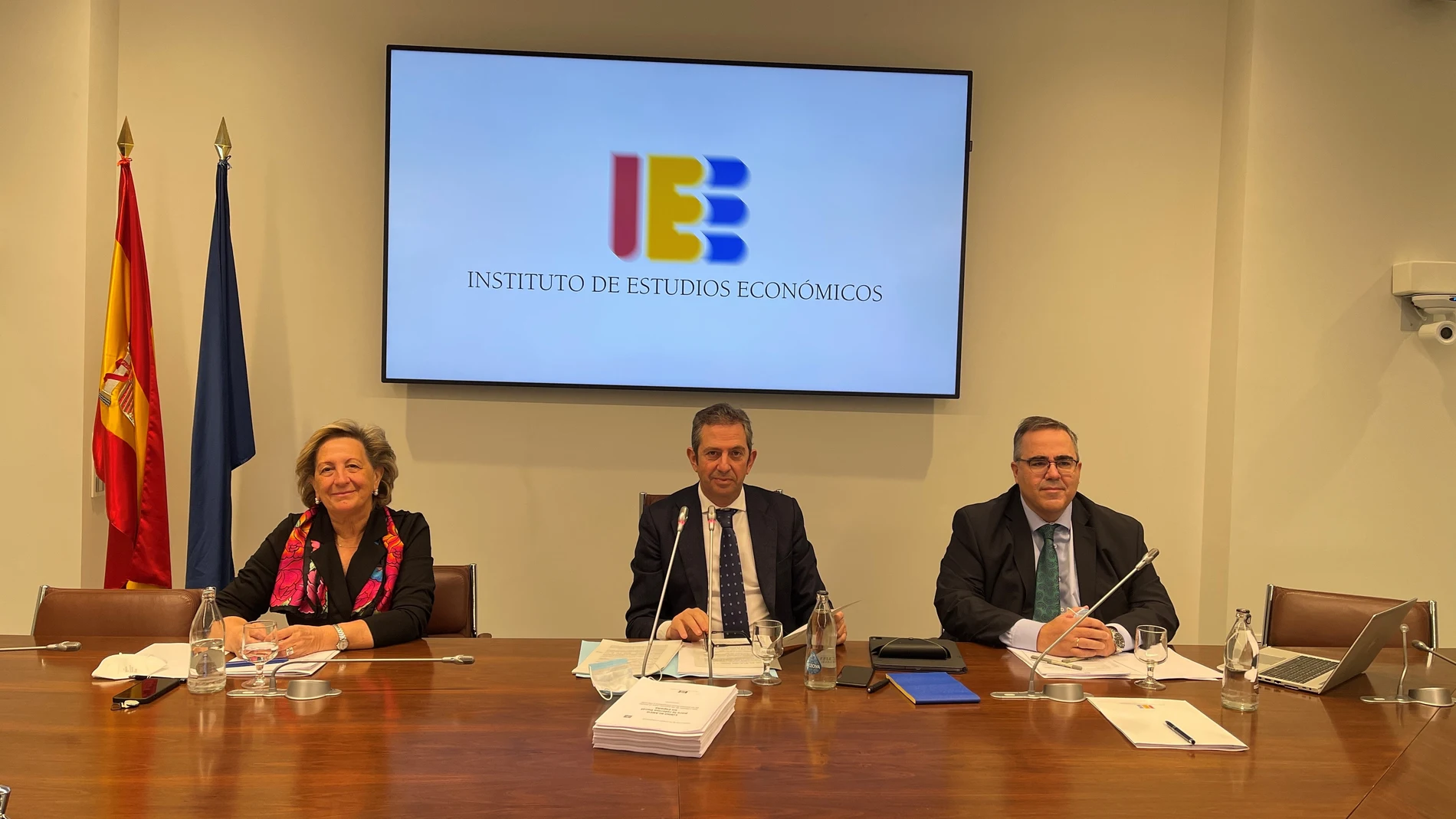 Íñigo Fernández de Mesa, presidente del Instituto de Estudios Económicos; y Pilar González de Frutos, presidenta de la Comisión Fiscal de CEOE, junto a a Gregorio Izquierdo, Director General del IEE, presentan el libro blanco para la reforma fisca