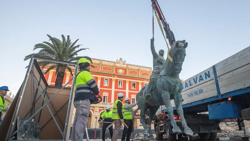 Trabajos para la retirada de la estatua ecuestre dedicada al general Varela, la semana pasada en San Fernando (Cádiz)