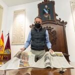 El portavoz del grupo municipal del PP en el Ayuntamiento de Lorca, Fulgencio Gil Jodar, muestra la prensa regional, este martes durante la rueda de prensa que ha ofrecido en el ayuntamiento de Lorca.