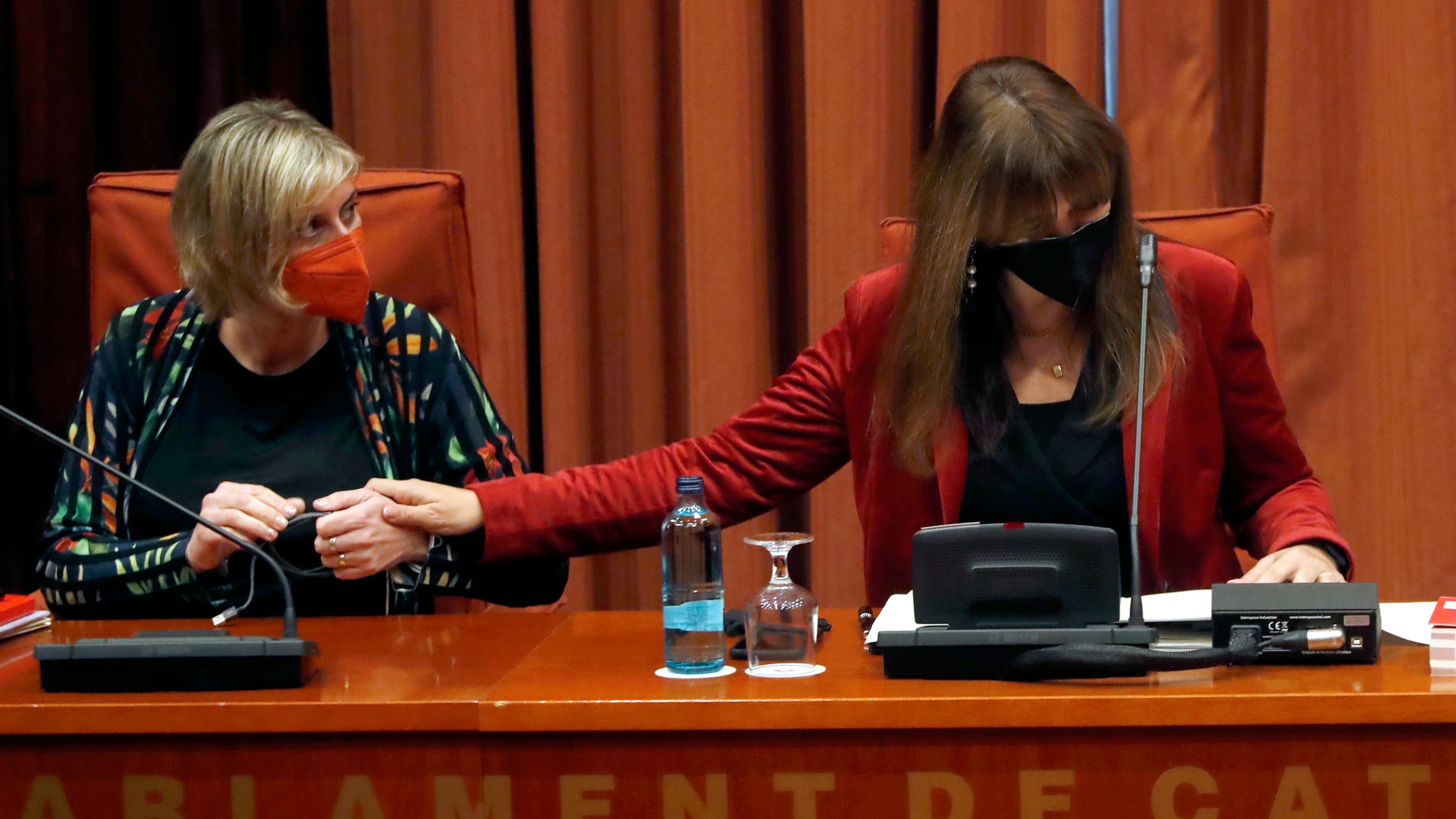 La presidenta del Parlament, Laura Borràs, y la vicepresidenta primera, Alba Vergés, durante la reunión de la Mesa este martes