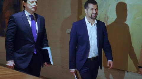 El candidato del PSOE Luis Tudanca (d), y candidato a la reelección por el PP, Alfonso Fernández Mañueco (i)