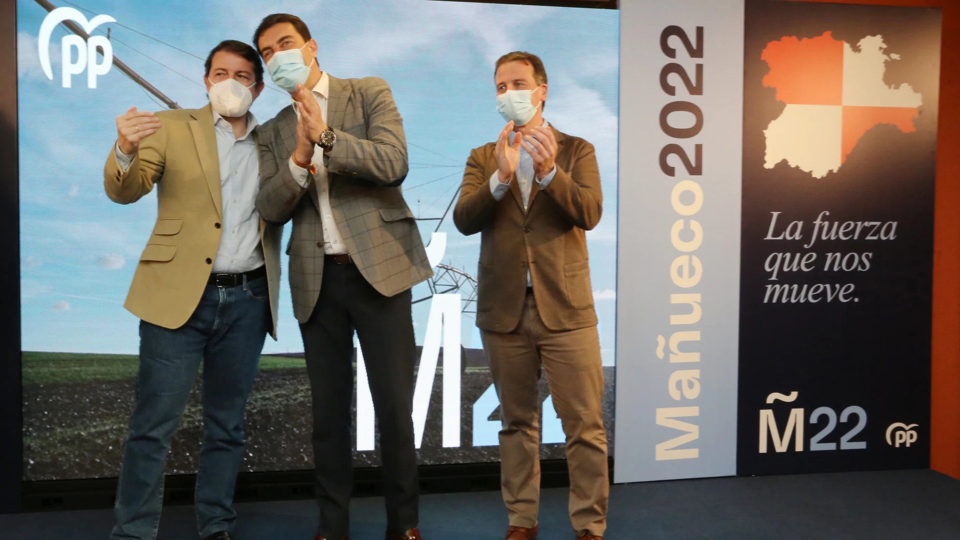El candidato del PP, Alfonso Fernández Mañueco, junto a Ángel Ibáñez y Borja Suárez