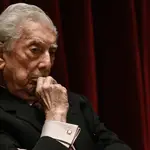 Mario Vargas Llosa, positivo en COVID, ingresa en un centro hospitalario